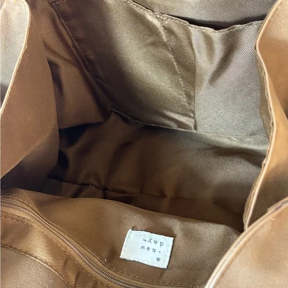 A New Day Brown Shoulder Bag Magnetic Closure Gold Hardware Inner Pockets - Picture 2 of 3
